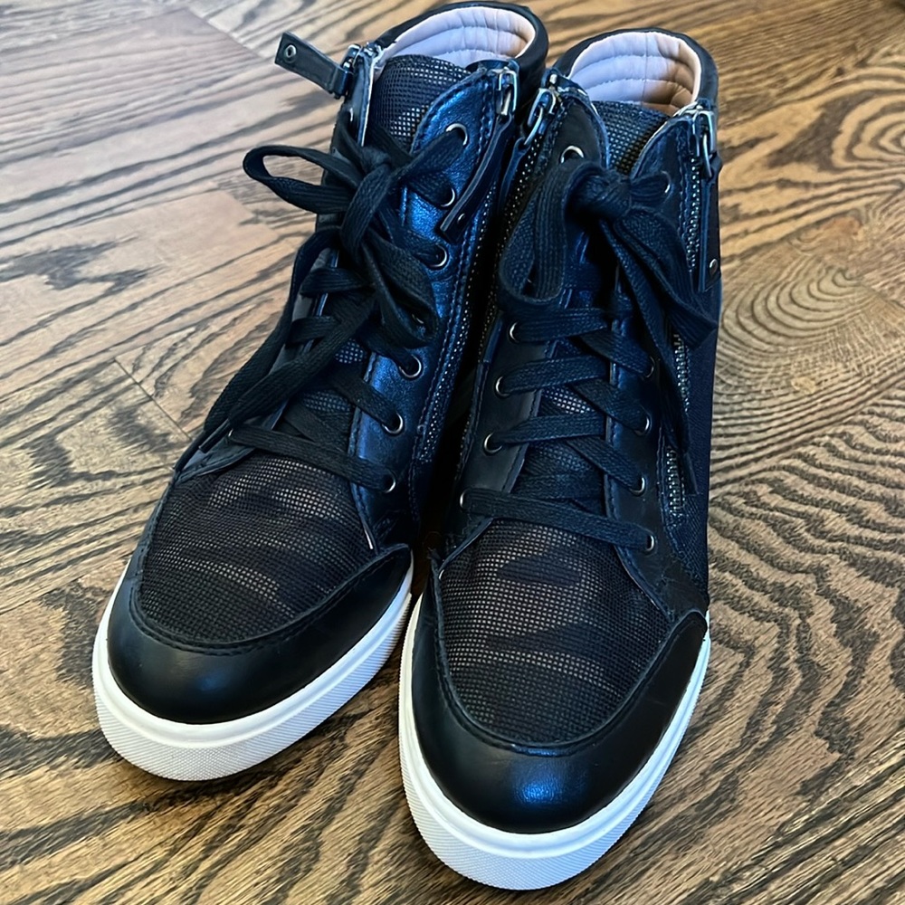 Size 7 Linea Paolo Sneakers
